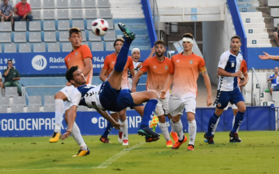 Adri Cuevas, buscant l'empat en una rematada acrobàtica | Críspulo Díaz